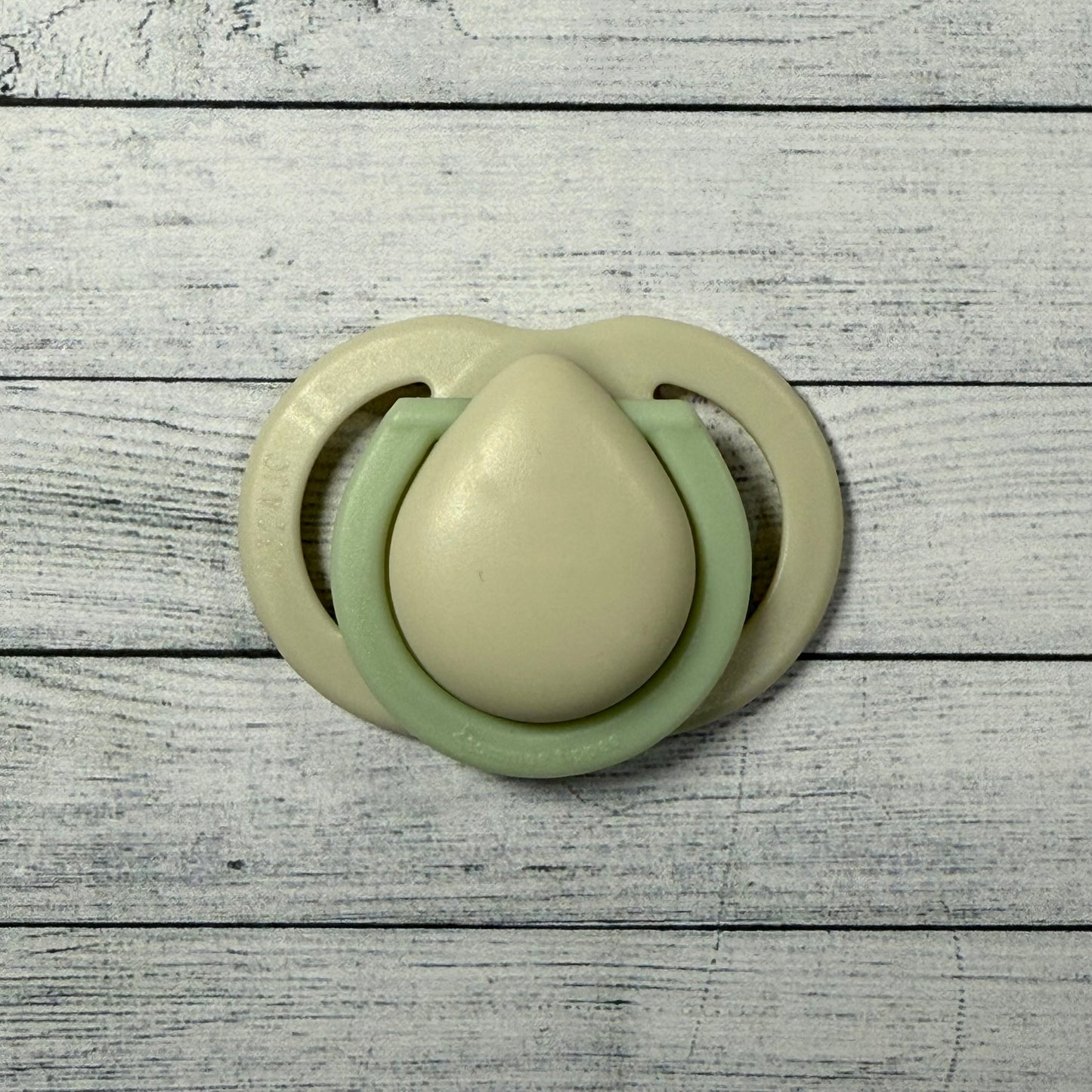 Tommee Tippee Cream/Green Reborn Magnetic Dummy - self fit magnet