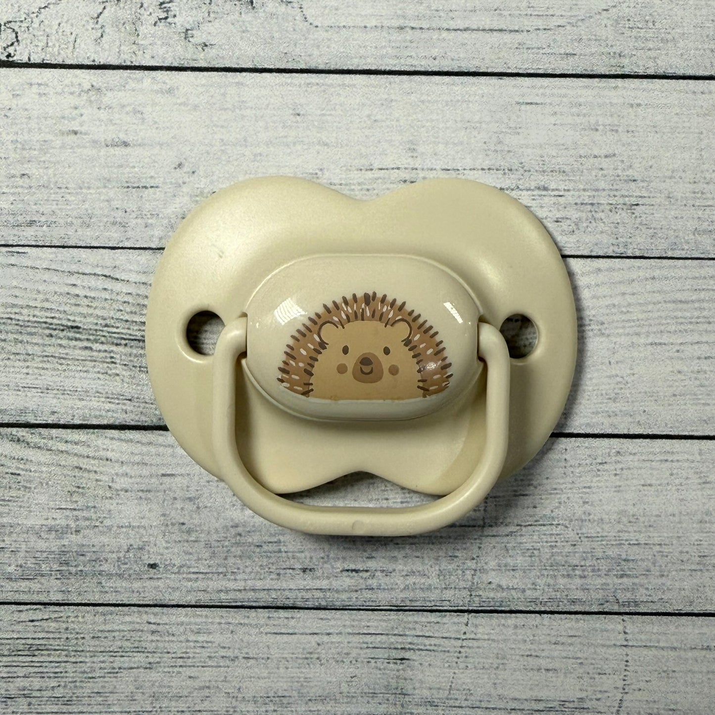 Tommee Tippee Cream Hedgehog Reborn Magnetic Dummy - self fit magnet