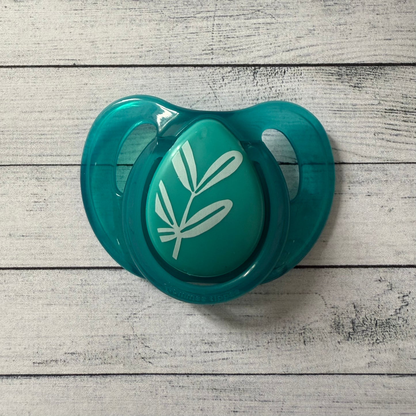Tommee Tippee Leaf Reborn Magnetic Dummy - self fit magnet