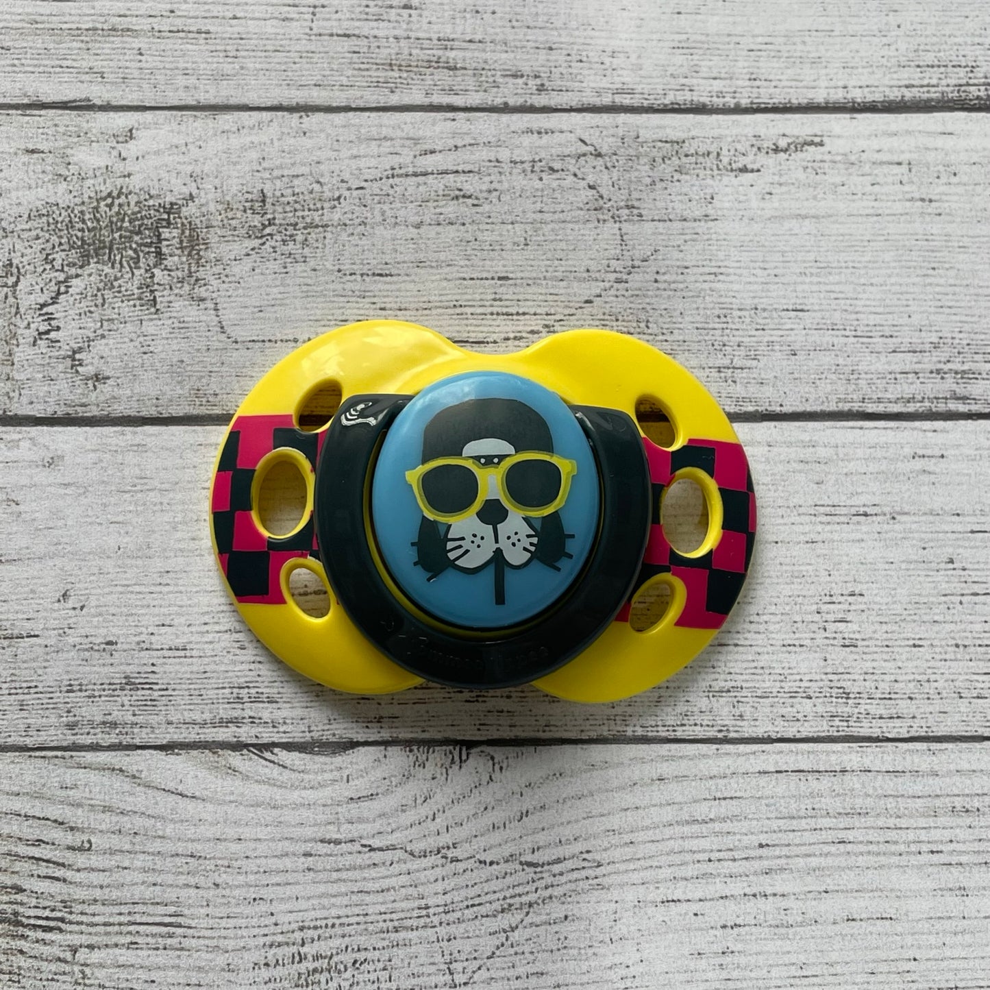 Tommee Tippee Cool Dogs Reborn Magnetic Dummy - self fit magnet