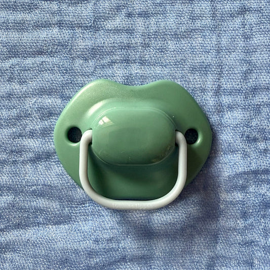 Tommee Tippee Dark Green Reborn Magnetic Dummy - self fit magnet