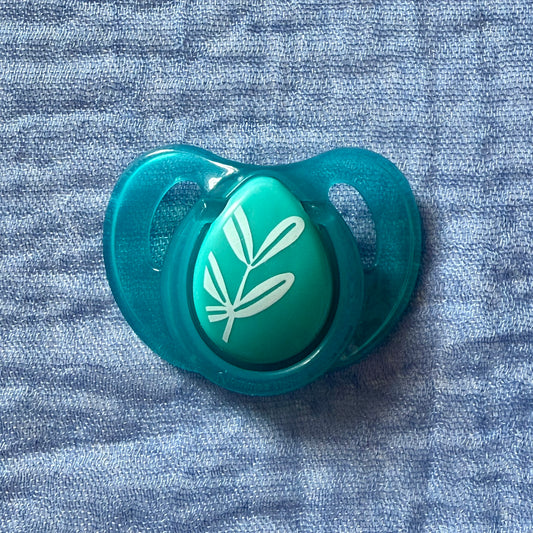 Tommee Tippee Leaf Reborn Magnetic Dummy - self fit magnet