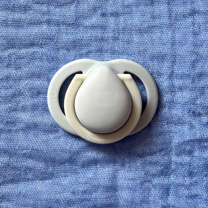 Tommee Tippee Blue/Cream Reborn Magnetic Dummy - self fit magnet
