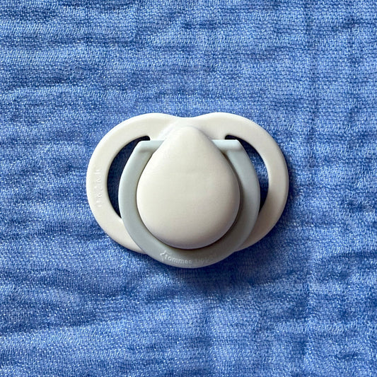 Tommee Tippee Cream/Blue Reborn Magnetic Dummy - self fit magnet