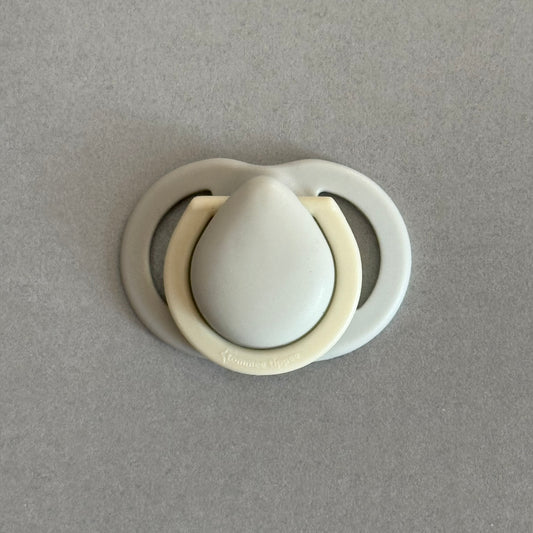 Tommee Tippee Blue/Cream Reborn Magnetic Dummy - self fit magnet