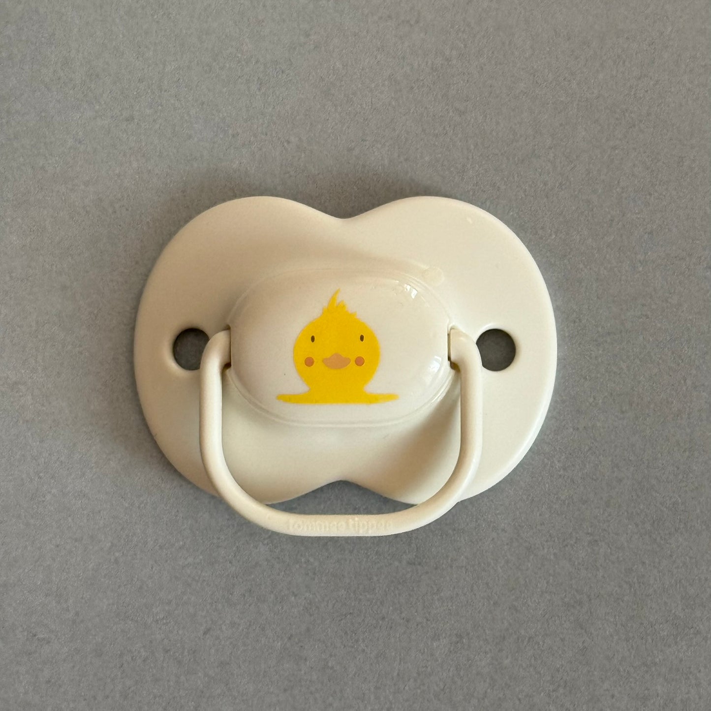 Tommee Tippee Cream Duck Reborn Magnetic Dummy - self fit magnet