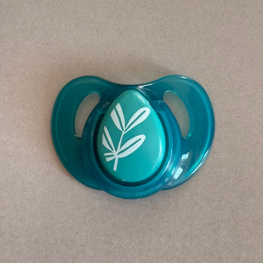 Tommee Tippee Leaf Reborn Magnetic Dummy - self fit magnet