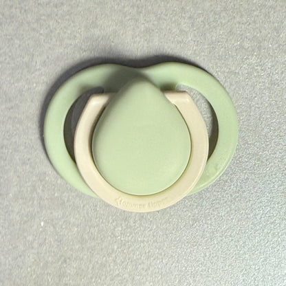 Tommee Tippee Green/Cream Reborn Magnetic Dummy - self fit magnet