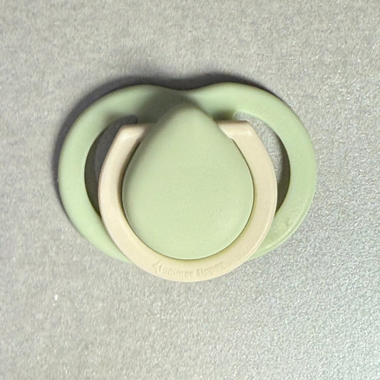 Tommee Tippee Green/Cream Reborn Magnetic Dummy - self fit magnet