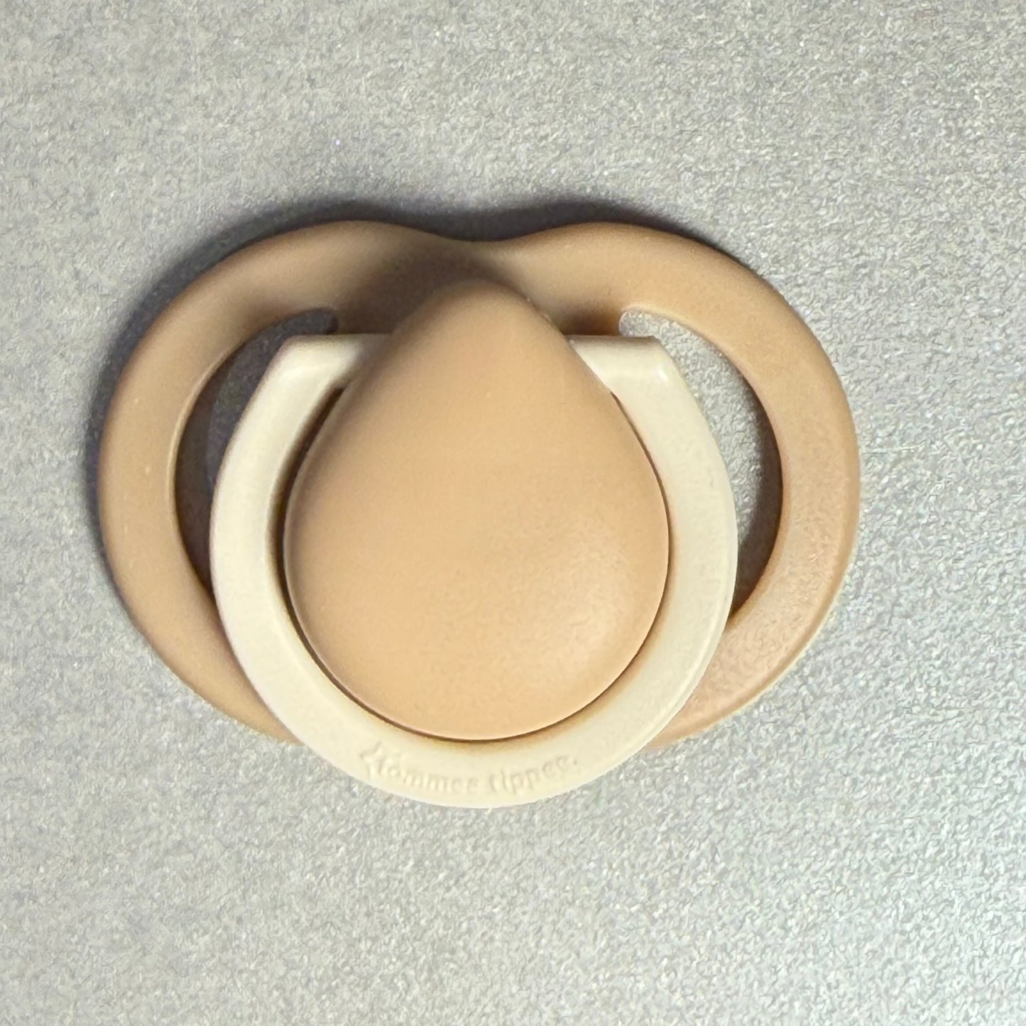 Tommee Tippee Beige/Cream Reborn Magnetic Dummy - self fit magnet