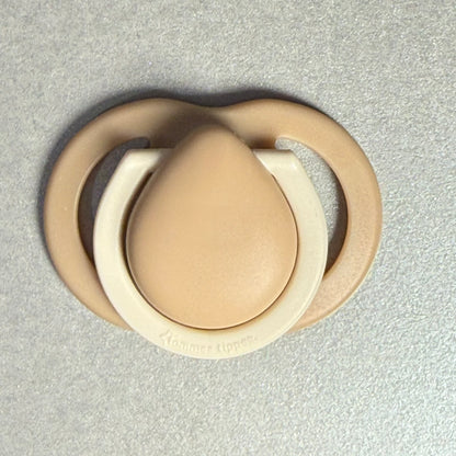 Tommee Tippee Beige/Cream Reborn Magnetic Dummy - self fit magnet