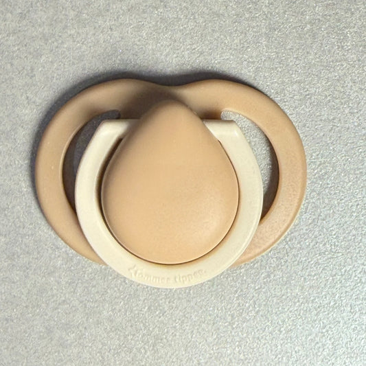Tommee Tippee Beige/Cream Reborn Magnetic Dummy - self fit magnet