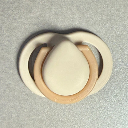 Tommee Tippee Cream/Beige Reborn Magnetic Dummy - self fit magnet
