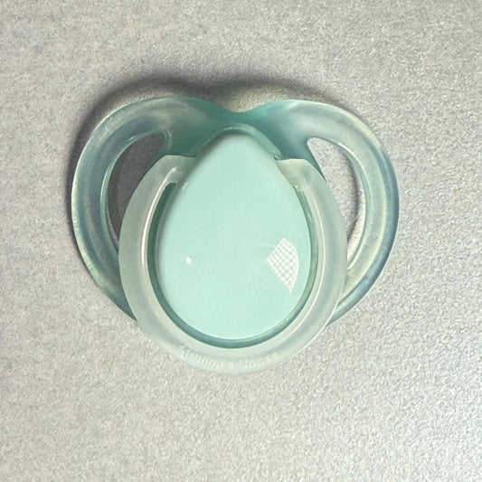 Tommee Tippee Green Reborn Magnetic Dummy - self fit magnet