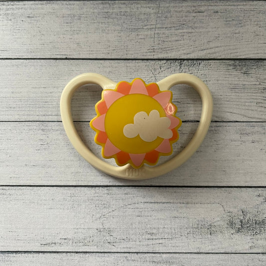 NUK Sunshine Reborn Magnetic Dummy - self fit magnet