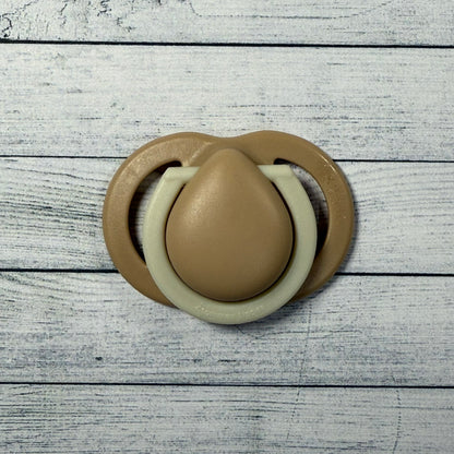 Tommee Tippee Beige/Cream Reborn Magnetic Dummy - self fit magnet