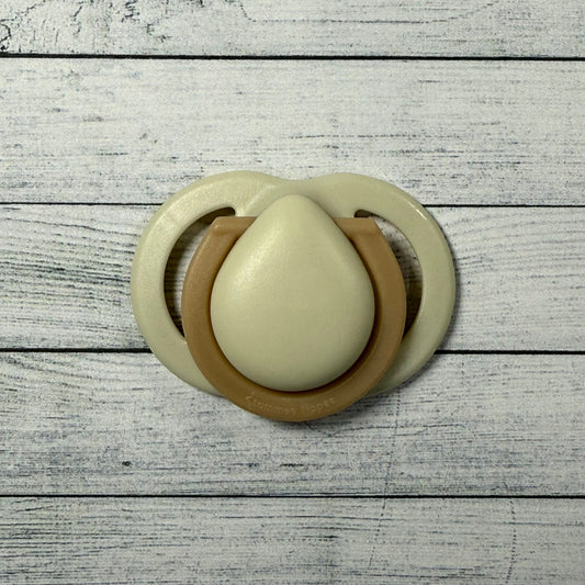 Tommee Tippee Cream/Beige Reborn Magnetic Dummy - self fit magnet
