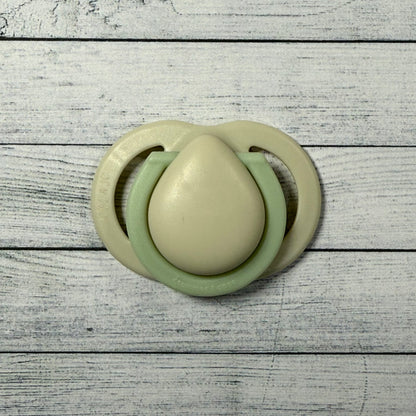 Tommee Tippee Cream/Green Reborn Magnetic Dummy - self fit magnet
