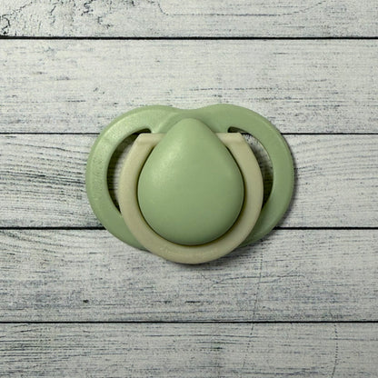 Tommee Tippee Green/Cream Reborn Magnetic Dummy - self fit magnet