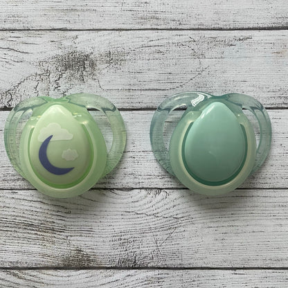 Tommee Tippee Green Moon / Blue Reborn Magnetic Dummy - self fit magnet