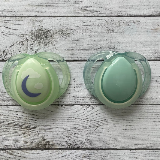Tommee Tippee Green Moon / Blue Reborn Magnetic Dummy - self fit magnet